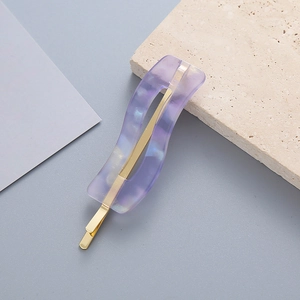 Pince à cheveux ondulée minimaliste en acétate violet avec finition nacrée dorée