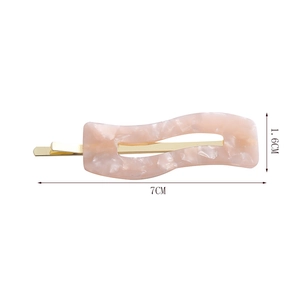 Barrette à cheveux ondulée en acétate rose marbré avec base dorée et dimensions de 7 cm