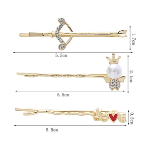 Vue détaillée du lot de 3 barrettes dorées avec abeille perlée, flèche et motifs LOVE
