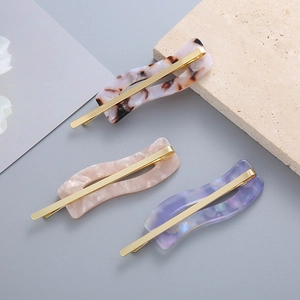 Lot de 3 barrettes en acétate aux motifs léopard, rose et lavande avec finition dorée