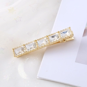 Barrette rectangulaire minimaliste avec cinq cristaux taille émeraude sur base dorée