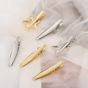 Set minimalistischer geometrischer Haarklammern in Gold und Silber auf weichem Tüll