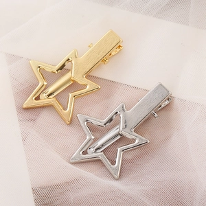 Matte Haarspangen in Gold und Silber, Sternform mit gebürsteter Metallstruktur