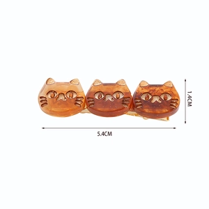 Dettaglio del fermaglio per capelli gatto in resina ambra 5,4 cm con misure e base