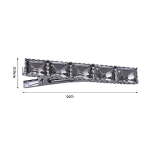 Vue détaillée d'une barrette de 6cm ornée de cinq cristaux rectangulaires gris