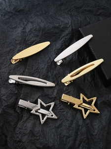 Detailansicht matt gebürsteter Metall-Haarklammern in Gold und Silber im Set
