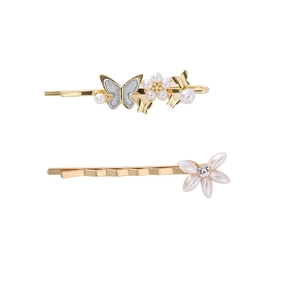 Ensemble de barrettes dorées avec papillons et perles sur un fond blanc épuré