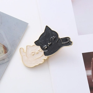 Broche en émail mignonne chats noir et blanc avec bords dorés pour femmes et filles