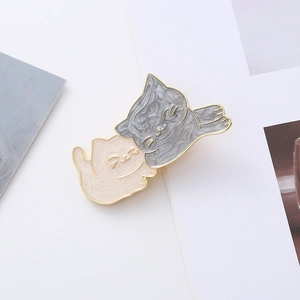 Barrette chat mignonne avec motif marbré gris et beige et contour en métal doré