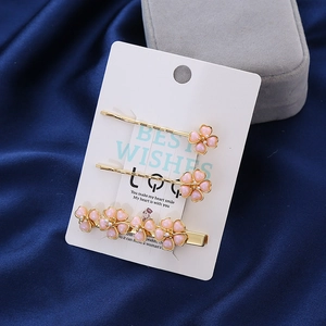 Drei-teiliges Set aus Vintage-Haarklammern mit rosa Blumen und goldenem Metallboden