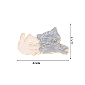 Vue détaillée de la taille de la broche en émail chats câlins en rose et gris