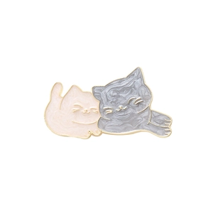 Broche chat dorée mignonne avec design en émail rose et gris marbre pour femmes