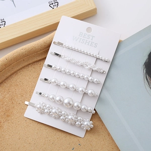 Elegantes 6-teiliges Perlen-Haarspangen-Set mit silberner Basis auf einer Displaykarte