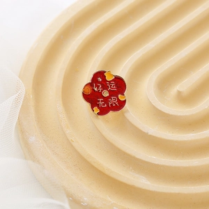 Broche fleur en émail rouge du Nouvel An avec bord doré et motifs de chat