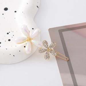 Elegante molletta per capelli a fiore in occhio di gatto con petali di perle e cristalli