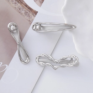 Set di 3 fermagli per capelli in metallo argentato ondulati e a forma di cuore