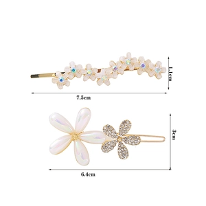 Dettaglio di fermagli per capelli a fiori con misure 7,5cm e 6,4cm da donna