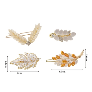 Vue détaillée des pinces à cheveux avec perles et strass incluant les dimensions