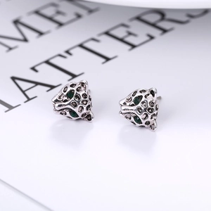 Vintage leopard head stud earrings in S925 silver with green gemstone eyes detail