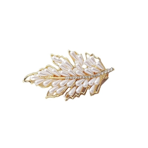 Barrette élégante en forme d'épi avec perles blanches et cristaux brillants sur alliage doré