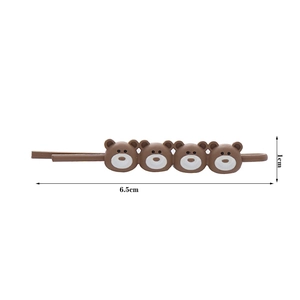 Détail d'une barrette à cheveux mate marron de 6,5cm avec quatre oursons mignons