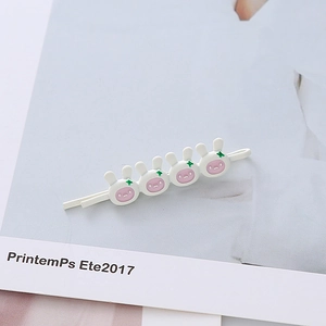 Barrette à cheveux style coréen blanc mat avec quatre motifs de lapins roses mignons