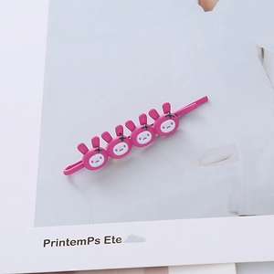 Barrette rose mate mignonne avec quatre icônes de lapin de dessin animé sur base métal