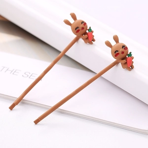 Paire de jolies barrettes lapin marron mat avec détail carotte sur fond blanc