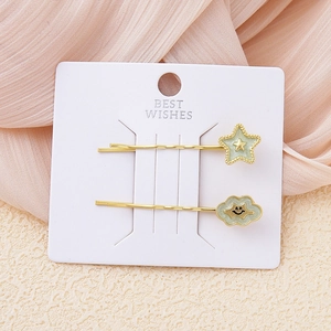 Detalle de dos lindas horquillas con estrella y nube en una tarjeta de regalo