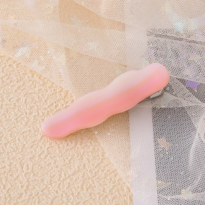 Detailansicht der rosa gewellten Haarklammer mit matter Textur und Metall-Entenschnabel