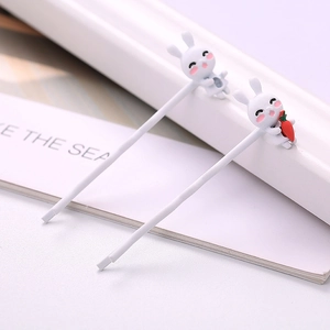 Détail de deux jolies barrettes lapin 3D blanches avec carottes sur métal blanc