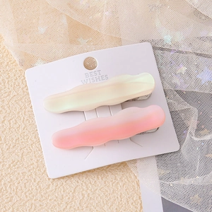 Minimalistische gewellte bunte Haarspangen mit Perlglanz-Finish auf weißer Karte