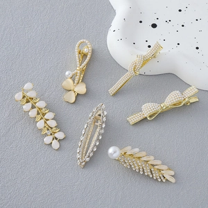 Ensemble de barrettes dorées à motif feuilles et fleurs avec pierres œil de chat et strass