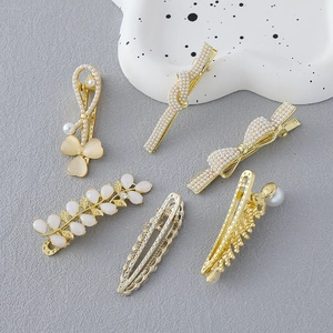 Détail de lot de 6 pinces à cheveux dorées avec pierres œil de chat, perles et feuilles