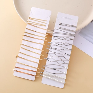 Détail du lot de 16 barrettes minimalistes dorées et argentées avec perles sur carte