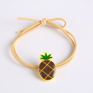 Élastique à cheveux jaune avec un pendentif ananas détaillé et des paillettes