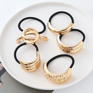 Set aus fünf goldenen Haargummis im Punk-Stil mit elastischen Bändern und Metallfinish