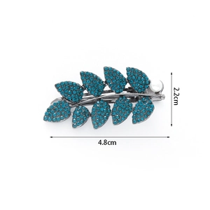 Détail de la barrette feuille avec strass bleus et perle, dimensions 4,8cm par 2,2cm