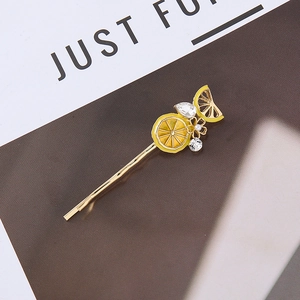 Fermaglio per capelli al limone dorato con smalto giallo, strass e perle bianche eleganti