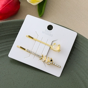 Détail de barrettes dorées chat et arête de poisson avec opales et strass brillants