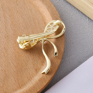 Barrette à cheveux élégante en forme de nœud doré avec perles sur plateau en bois
