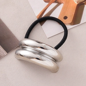 Detailansicht eines silbernen halbkreisförmigen Metall-Haargummis mit schwarzem Gummiband
