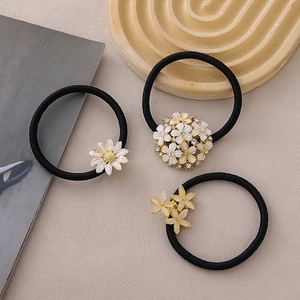 Lot de 3 chouchous noirs minimalistes avec marguerites blanches et fleurs en strass
