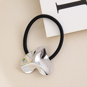 Minimalist elastic hair tie with silver irregular heart-shaped fluid metal pendant