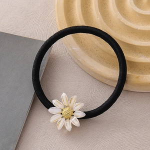 Élastique à cheveux minimaliste avec fleur de marguerite blanche et centre doré élégant