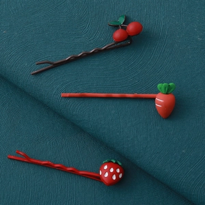 Ensemble de pinces à cheveux mignonnes motifs cerise, carotte et fraise sur fond foncé