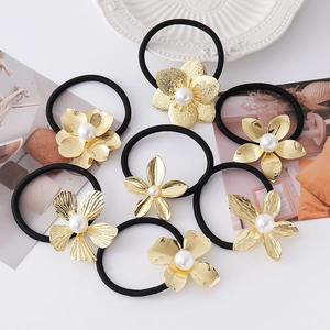 Set di 7 elastici per capelli a fiore in metallo dorato con perle e lacci neri