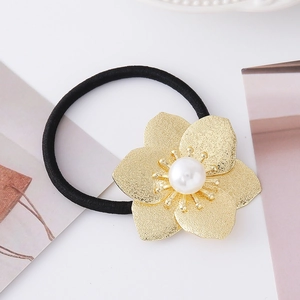 Elastico per capelli minimalista con grande fiore di metallo dorato e perla bianca