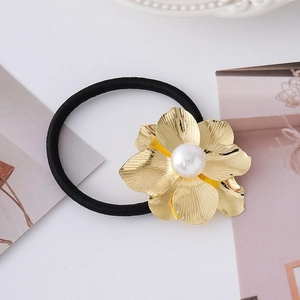 Elegante elastico per capelli con fiore in metallo dorato e perla bianca centrale