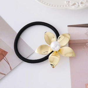 Elegante elastico per capelli con fiore in metallo dorato e perla bianca centrale